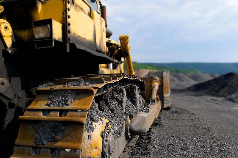 Qual é a diferença entre um bulldozer e uma retroescavadeira?