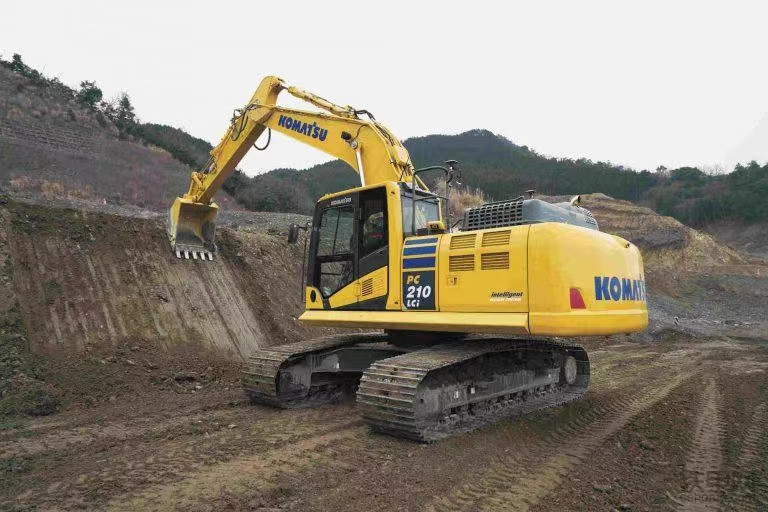 Dimensões da Escavadeira Komatsu PC200
