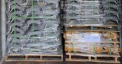 os clientes de surabaya exportam um contêiner de peças de reposição para escavadeiras
